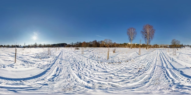 Volledig naadloos bolvormig panorama 360 bij 180 graden hoekzicht op het besneeuwde veld in zonnige winterdag met halo in equirectangular projectie skybox VR virtual reality-inhoud