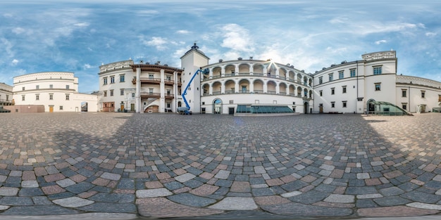 Volledig naadloos bolvormig panorama 360 bij 180 hoekweergave nabij het koninklijk paleis van het Groothertogdom Litouwen in equirectangular projectie klaar AR VR virtual reality-inhoud