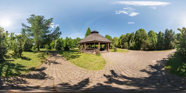 Volledig naadloos panorama 360 bij 180 hoekmening op tuinhuisje in het park dendro in equirectangular equidistante projectie skybox VR-inhoud