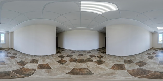 Volledig naadloos sferisch hdri 360-panorama in het interieur van een lege witte kamerhal met reparatie in rechthoekige projectie gereed AR VR virtual reality-inhoud