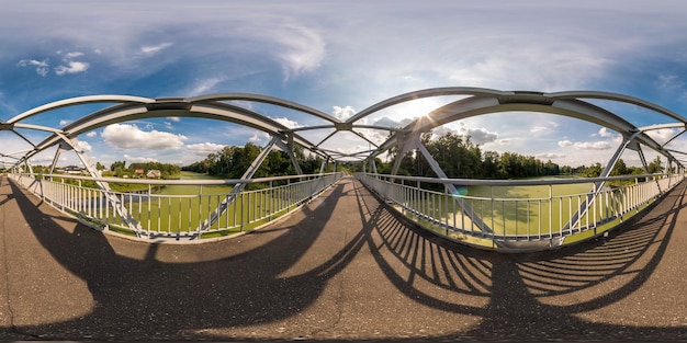 Volledig naadloos sferisch panorama 360 bij 180 hoekweergave neariron stalen frameconstructie van voetgangersbrug over de rivier in equirectangular projectie skybox VR virtual reality-inhoud