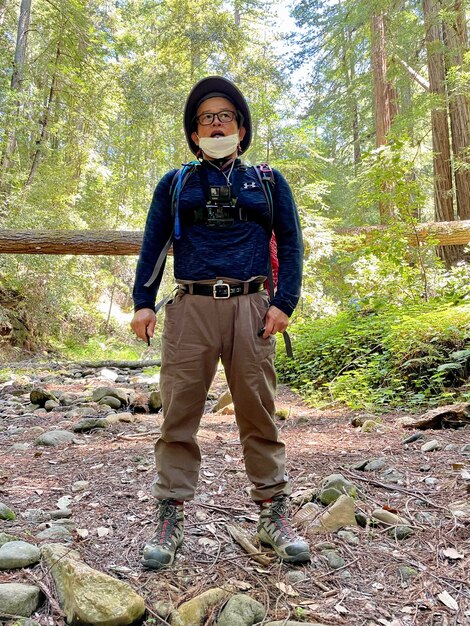 Foto volledig portret van een man die in het bos staat