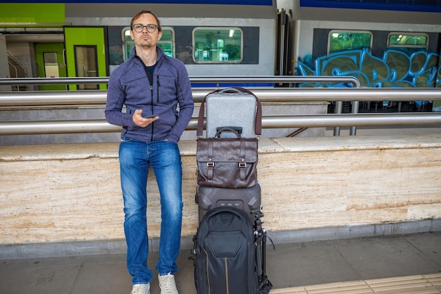 Foto volledig portret van een man die op het perron van een treinstation staat