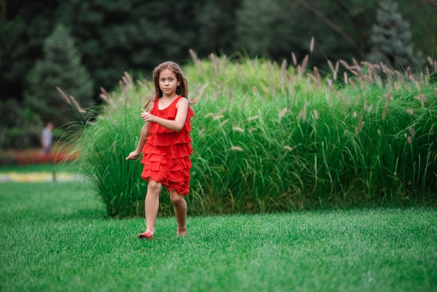 Foto volledig portret van een meisje dat op het gras loopt