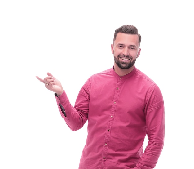 Volledig portret van een nadenkende jonge man in een rood shirt