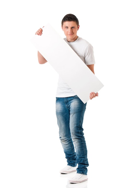Volledig portret van een succesvolle jonge knappe man met een leeg wit bord geïsoleerd op een witte achtergrond