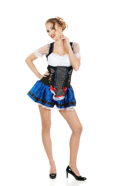 Volledig portret van een vrouw in dirndl tegen een witte achtergrond