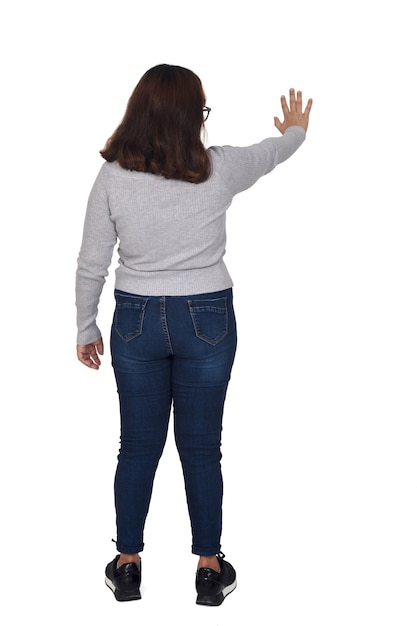 Volledig portret van een vrouw met stopbord dat op wit wordt geïsoleerd