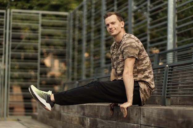 Volledig portret van sportieve zweet atletische man in t-shirt in een atletische positie