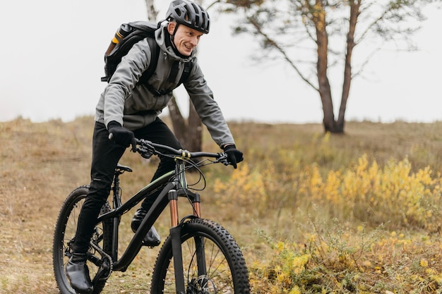 Volledig schot van de mens die op een fiets berijdt