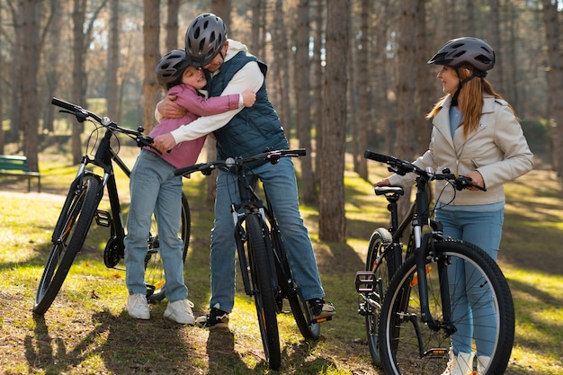 Foto volledig shot familie samen fietsen