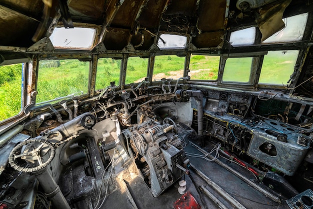Volledig verwoeste cockpit van een oud vliegtuig