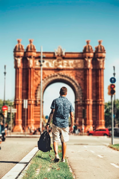 Volledige achteruitkijk van een man die in de stad loopt
