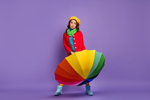 Volledige lengte lichaamsgrootte weergave van mooie aantrekkelijke mooie mooie vrolijke vrolijke golvende haren meisje in handen regenboog parasol verzenden lucht kus geïsoleerd op violet lila paarse pastel kleur achtergrond