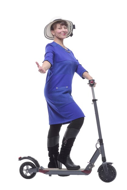 Volledige lengte profiel shot van een vrouw met een scooter geïsoleerd op een witte achtergrond