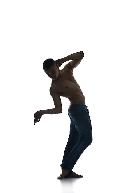 Foto volledige lengte silhouet van een jonge man danser, geïsoleerde studio witte achtergrond