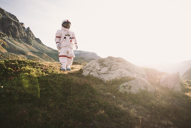 Volledige lengte van astronaut die tegen de hemel staat