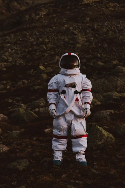 Volledige lengte van astronaut die tegen de hemel staat