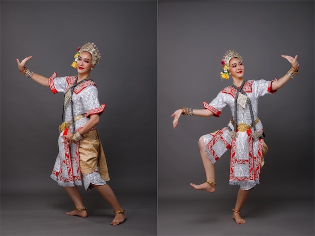 Volledige lengte van Aziatische vrouw draagt Thaise traditionele kostuumdanser met prachtige designjurk Khon-dans is Act Play Royal of Thailand Studio-verlichting over grijze achtergrond geïsoleerd