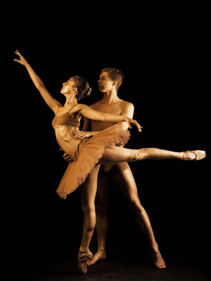 Foto volledige lengte van balletdansers tegen een zwarte achtergrond