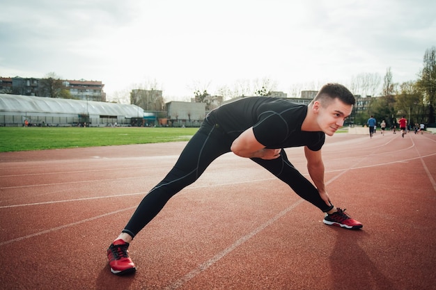 Volledige lengte van de atleet die op de loopbaan oefent