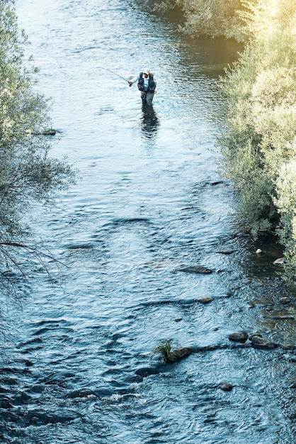 Foto volledige lengte van de man die buiten in het water staat