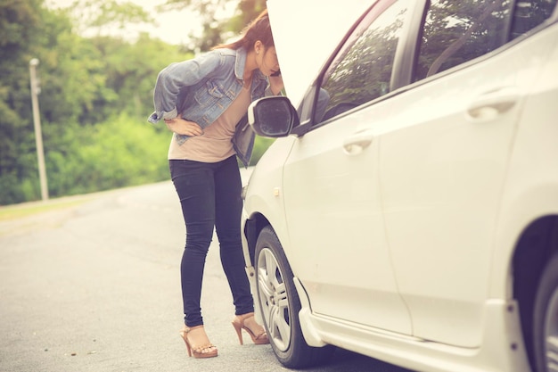 Foto volledige lengte van de man die de auto op de weg fotografeert