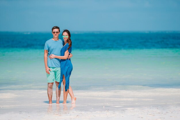 Volledige lengte van een stel dat op het strand staat