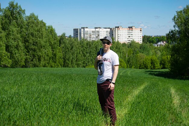 Foto volledige lengte van jonge man die op het land staat