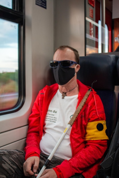 Foto volledige lengte van jonge man in trein