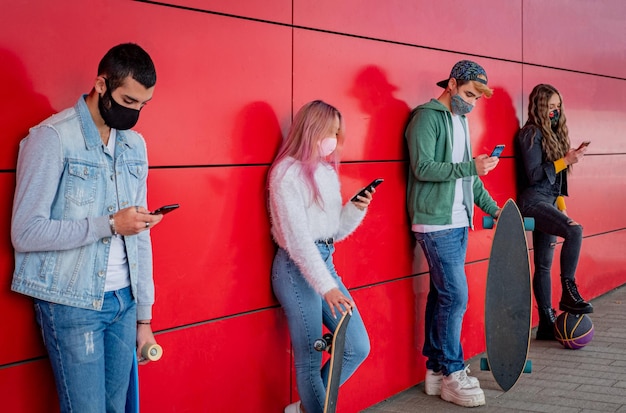 Volledige lengte van jonge vrouw die op mobiele telefoon staat