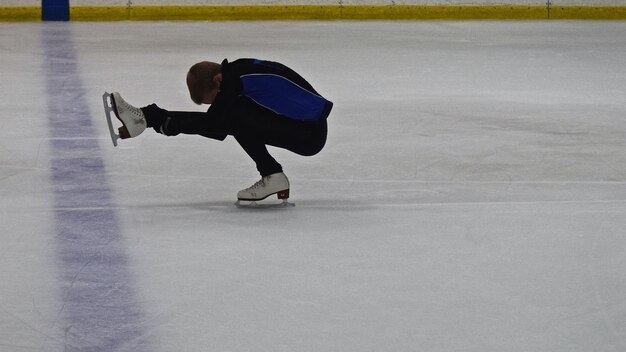 Foto volledige lengte van jonge vrouw schaatsen