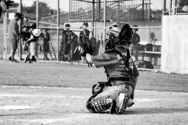Volledige lengte van jongen die honkbal speelt op het veld