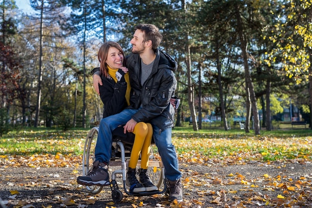 Foto volledige lengte van man die in het park zit