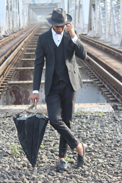 Foto volledige lengte van man die op spoor loopt