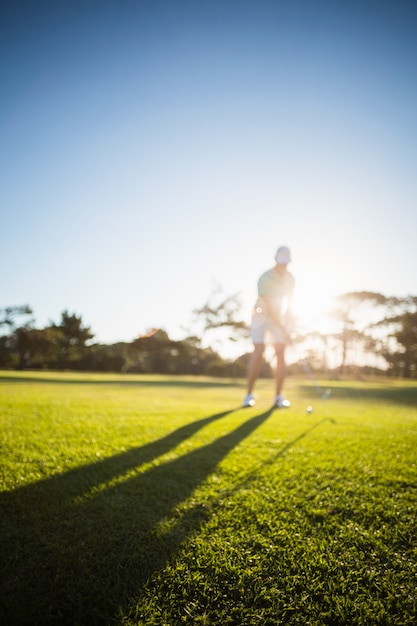 Volledige lengte van man golfen op veld