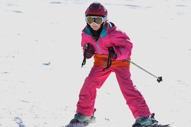 Volledige lengte van man met paraplu op sneeuw