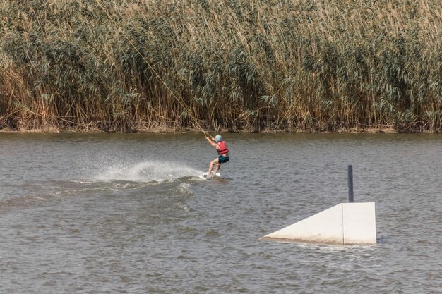 Foto volledige lengte van man surfen in het water