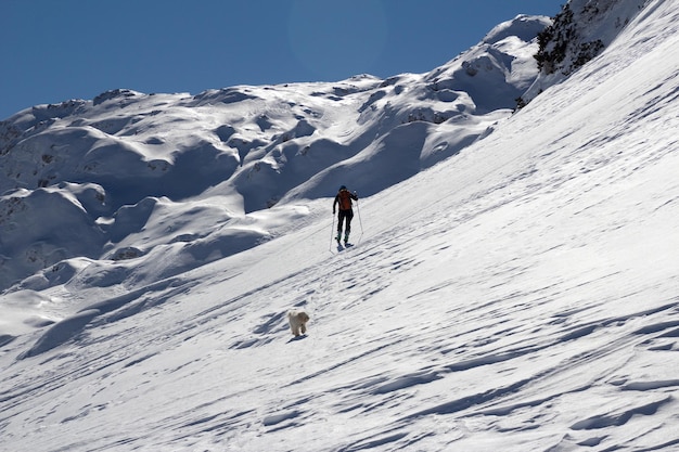 Volledige lengte van persoon op besneeuwde berg