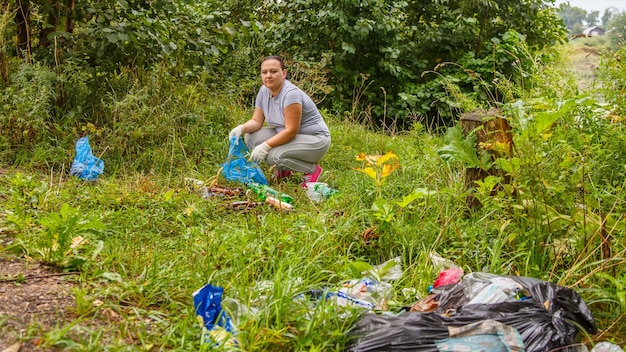 Volledige lengte van vrouw met armen omhoog op het veld