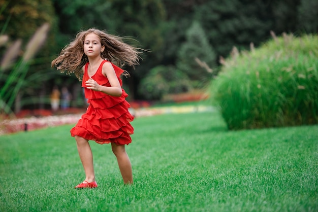 Volledige lengte van vrouw met rood blad op gras