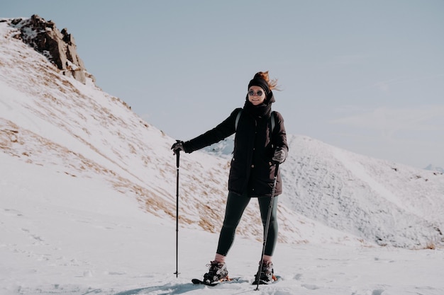 Volledige lengte van vrouw skiën op sneeuw