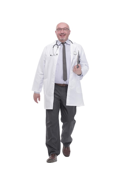 Volledige lengte. volwassen arts met klembord .isolated op een witte achtergrond.
