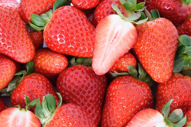 Volledige opname van aardbeien te koop op de marktstand