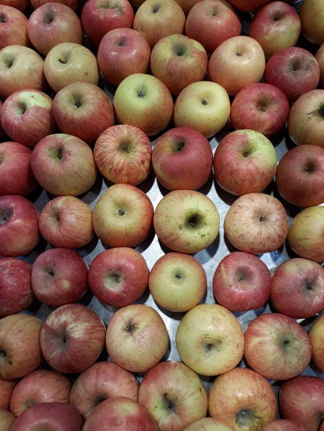 Foto volledige opname van appels die op de markt worden verkocht