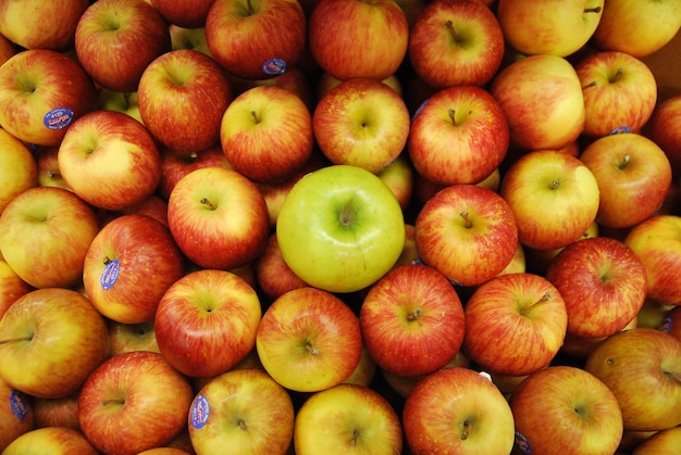 Volledige opname van appels op de marktstand