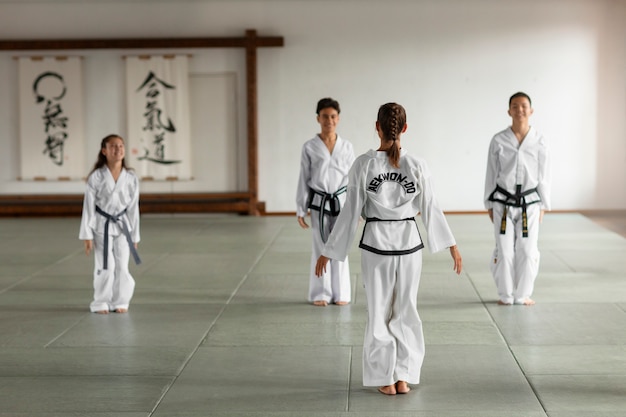 Foto volledige opname van aziaten die taekwondo beoefenen.