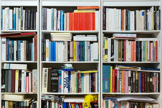 Foto volledige opname van boeken die in een plank zijn gerangschikt