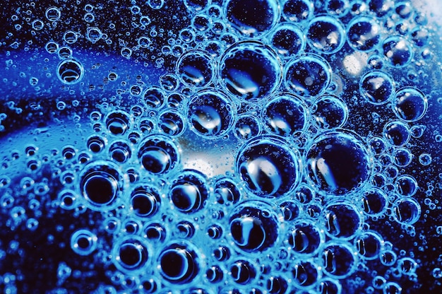 Volledige opname van bubbels in blauwe vloeistof