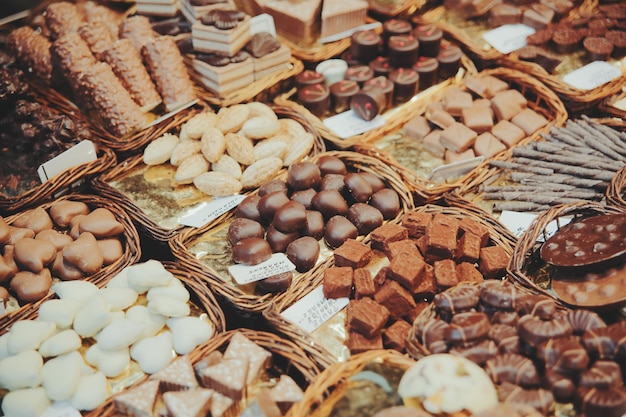 Volledige opname van chocolade in containers in de winkel